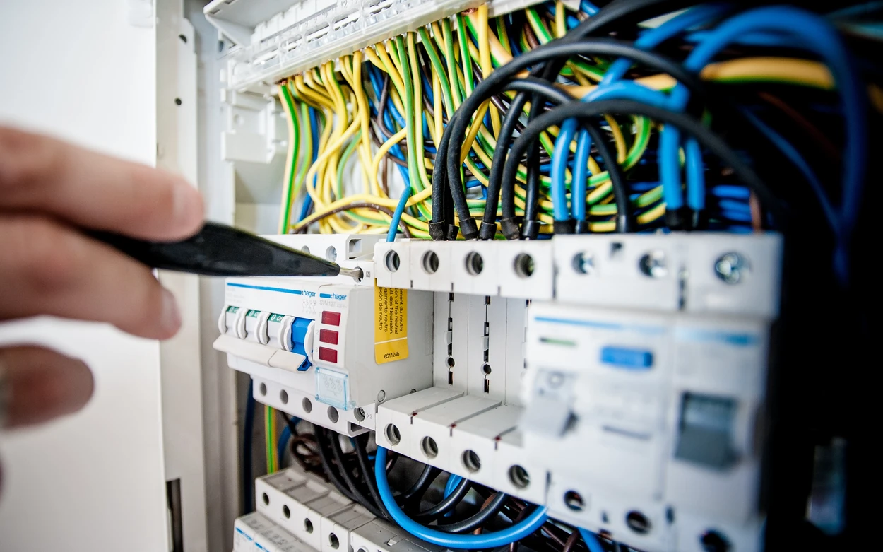 Как выбрать хорошего электрика?