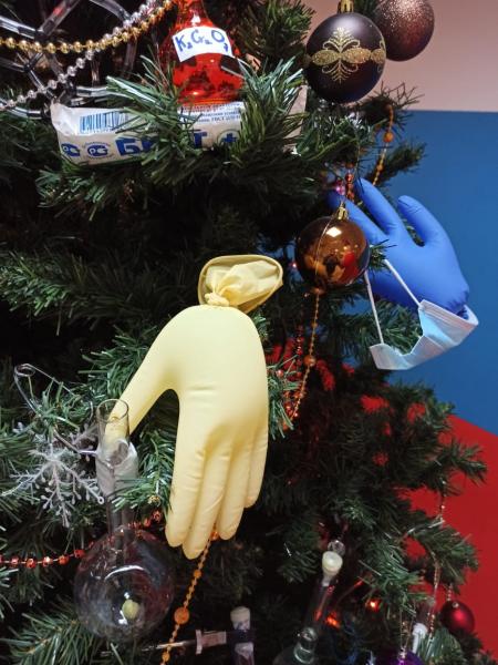 Выставка креативных елок в школе № 2065