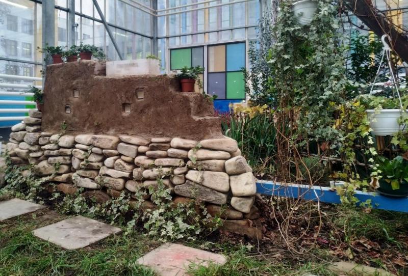 Ученики построили в школе №1392 стену по древней технологии