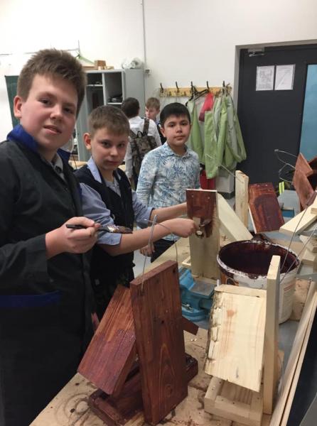 Школьники развесили в Московском handmade кормушки для птиц