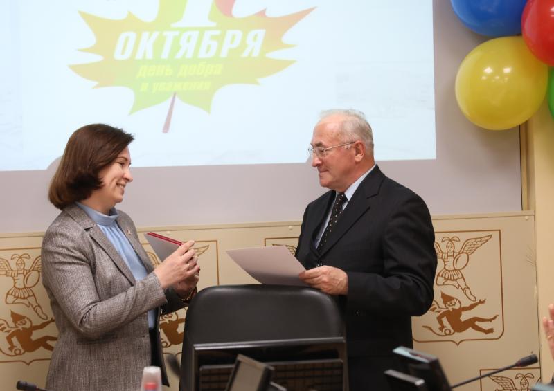 Ветеранов Росгвардии отметили наградами за вклад в патриотическое воспитание во время торжественном приëма в администрации Архангельска