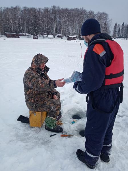 На 16 водоемах Подмосковья толщина льда остается критической