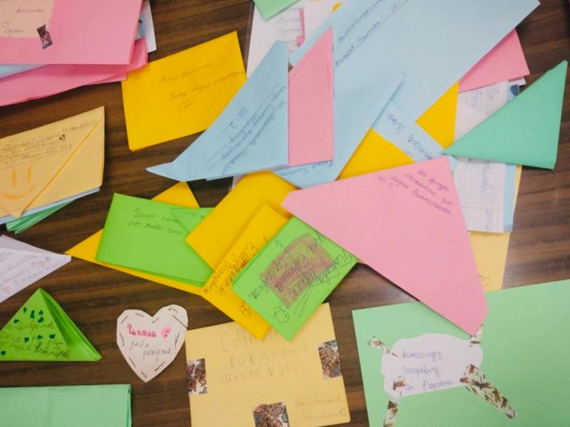 Педагогов и директора школы №2065 завалили письмами