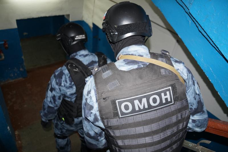 Проверки иностранных граждан проходят в Иркутске при участии сотрудников ОМОН Росгвардии