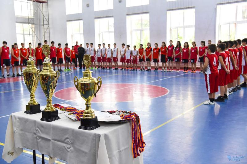 В Степанакерте наградили юных баскетболистов. Фоторепортаж