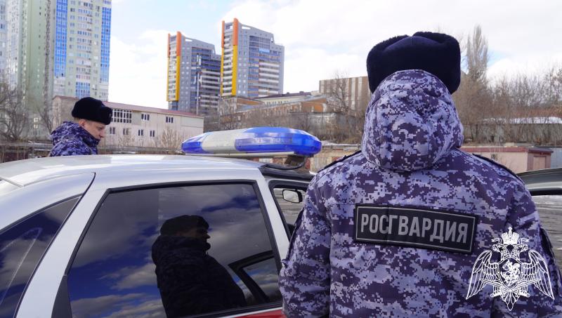 В Саратове сотрудники Росгвардии задержали гражданина, подозреваемого в незаконном обороте наркотических средств