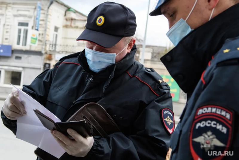 Проверка полиции. Полицейский проверяет документы. Проверка документов полицией. Крупный полицейский. Полицейские в масках проверяют документы.