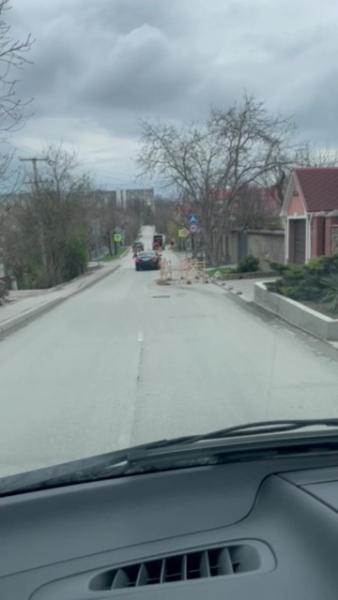 На улице Ломоносова в Симферополе установили искусственные неровности спустя 3 года после ремонта