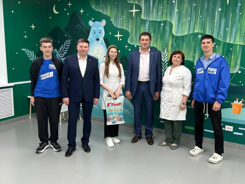 Партийцы передали «Коробку храбрости»