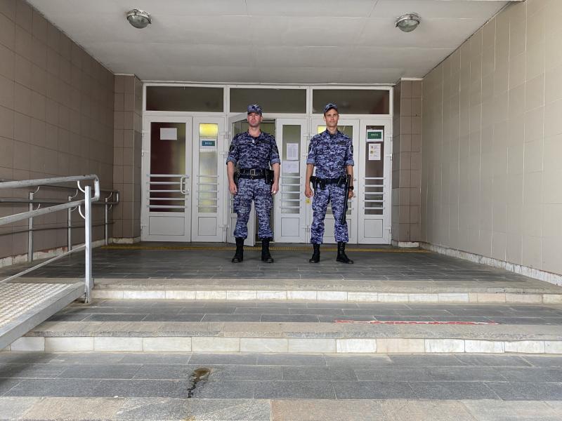 Дубненские росгвардейцы обеспечивают безопасность проведения экзаменов