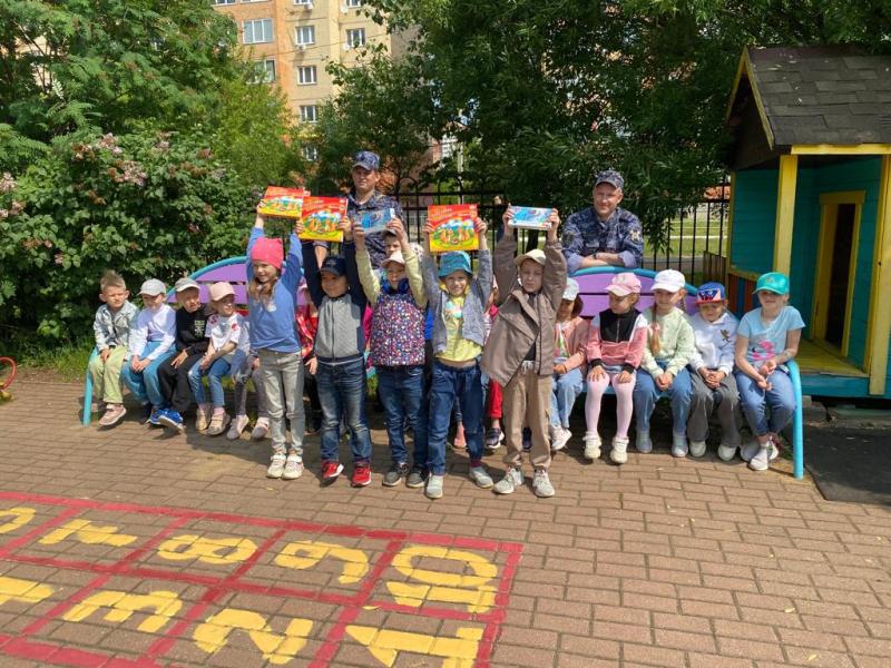 Дмитровский отдел вневедомственной охраны Росгвардии по Московской области поздравил детей с праздником 