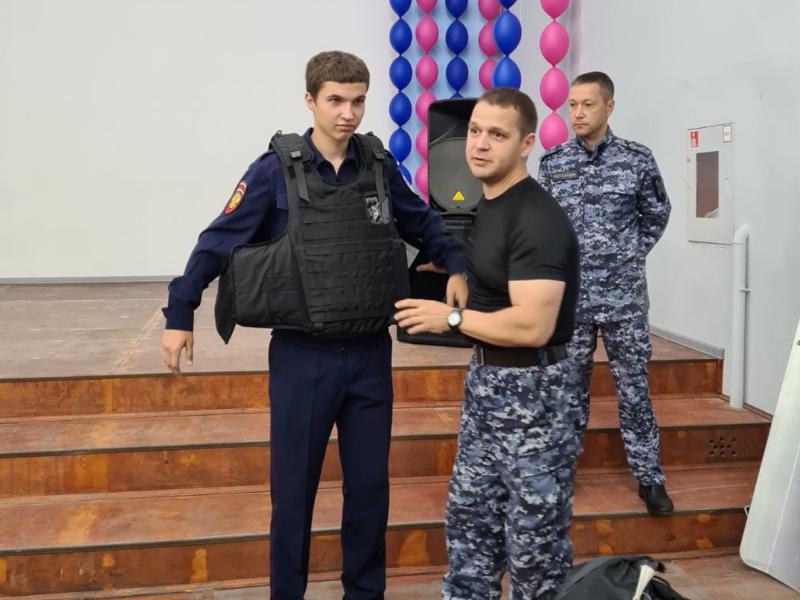 Кузбасские росгвардейцы поделились опытом с будущими правоохранителями