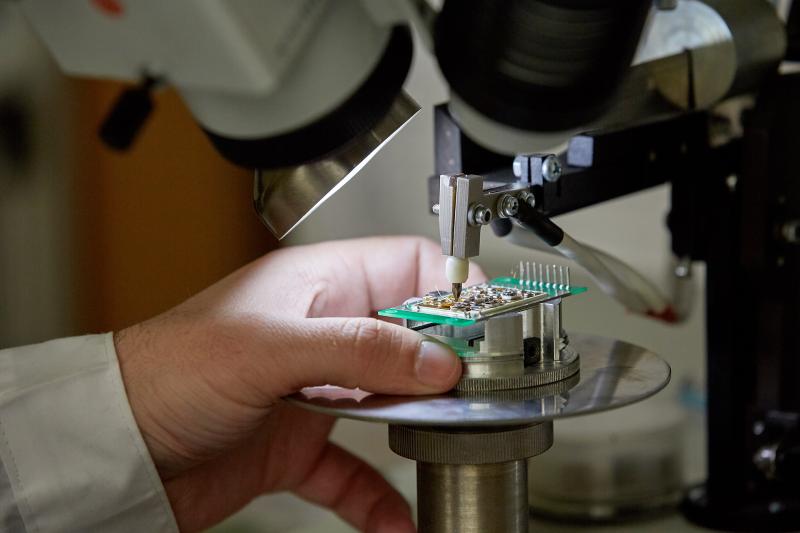 С начала осени эксперты «Швабе» рассказали сотням учащихся о российской промышленности