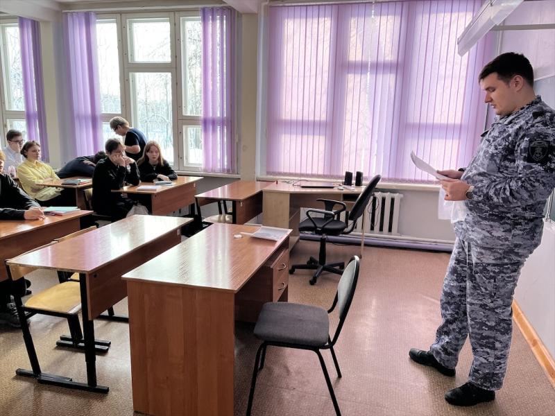 Сотрудники Егорьевского ОВО провели классный час, посвященный Дню Героев Отечества и Дню Конституции Российской Федерации