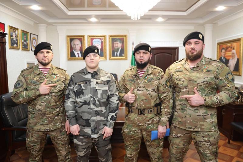 СОТРУДНИКИ РОСГВАРДИИ УДОСТОЕНЫ ВЫСШЕГО ЗВАНИЯ ЧЕЧЕНСКОЙ РЕСПУБЛИКИ