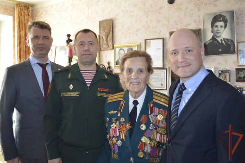 Командир саровской дивизии Росгвардии вручил юбилейную медаль ветерану Великой Отечественной войны