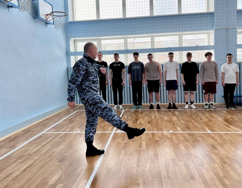 Биробиджанские школьники освоили строевой шаг вместе с росгвардейцами