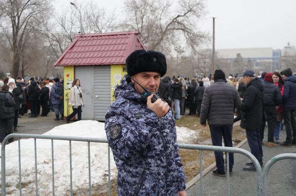 В Оренбурге росгвардейцы обеспечили безопасность на праздничном концерте, посвященному 11-й годовщине воссоединения Крыма с Россией