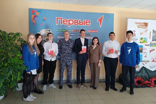 В Мордовии офицер Росгвардии вручил школьникам главный документ - гражданина России