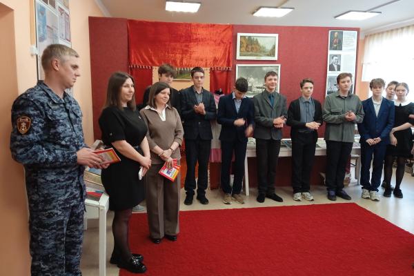 В Мордовии офицер Росгвардии вручил школьникам главный документ - паспорт гражданина России