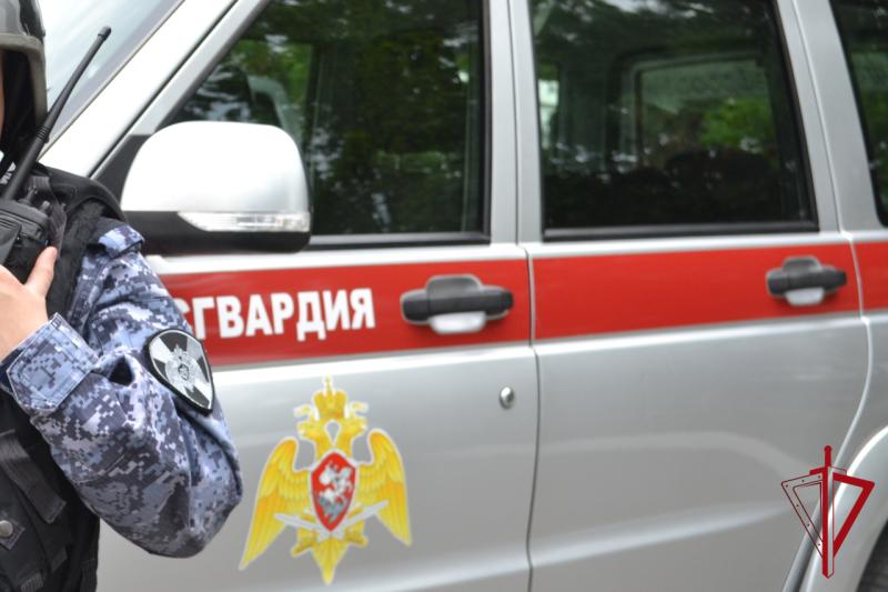 Агрессивный мужчина задержан сотрудниками Росгвардии в Биробиджане