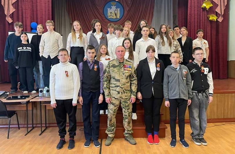 В преддверии 80-й годовщины Победы росгвардейцы провели урок мужества для учеников