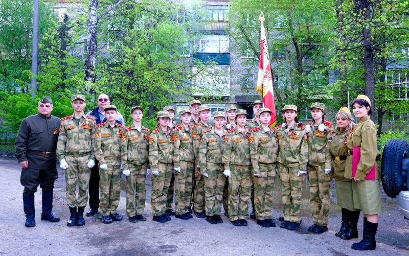 Кадеты подшефного класса Росгвардии в Йошкар-Оле приняли участие в акции «Парад у дома ветерана»