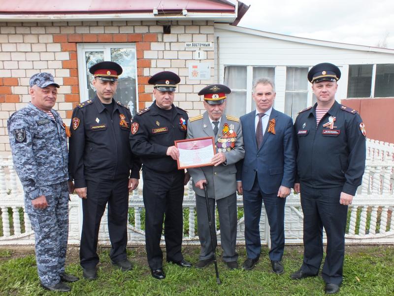 В Удмуртии сотрудники Росгвардии поздравили ветерана войск правопорядка майора милиции в отставке с Днем Победы