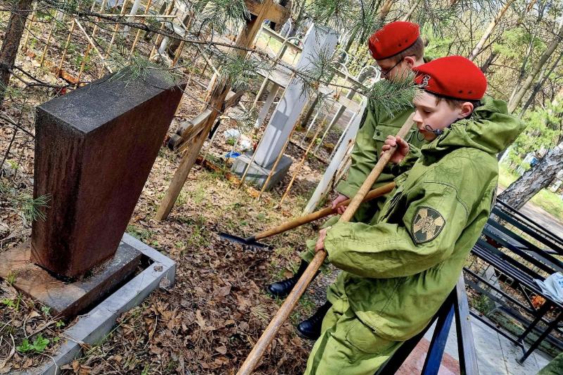 Кадеты Росгвардии восстанавливают места захоронения фронтовиков из Кузбасса