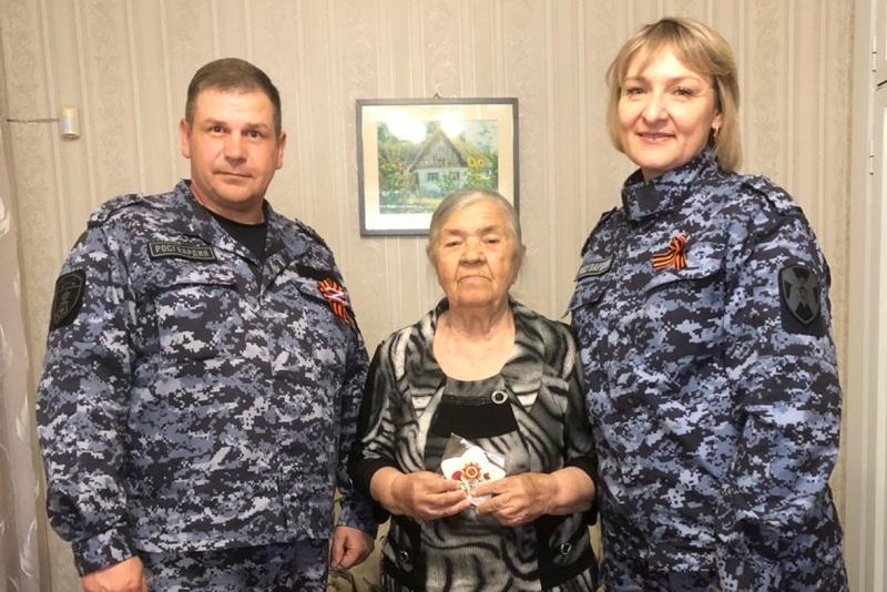 Сотрудники Росгвардии поздравили ветеранов Великой Отечественной войны в Кузбассе