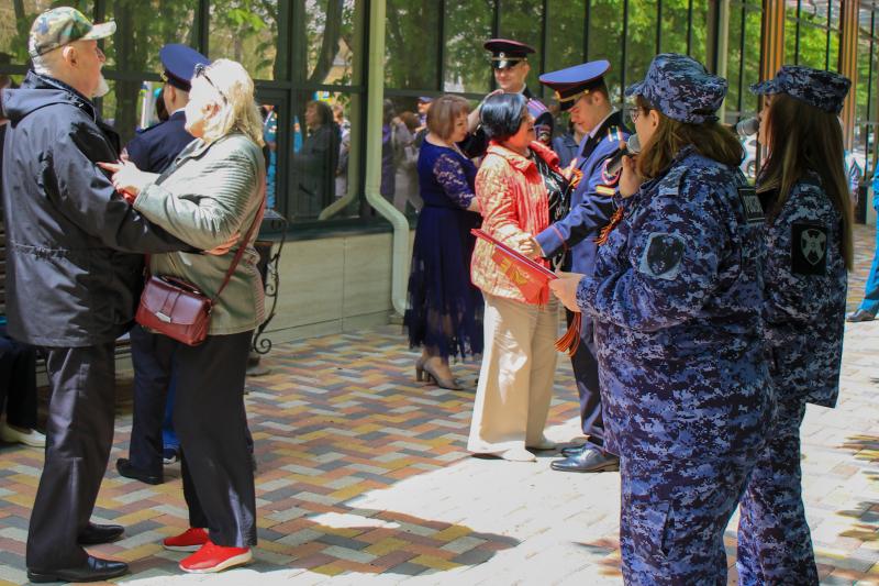 На Ставрополье росгвардейцы поддержали акцию «Концерт у дома ветерана»