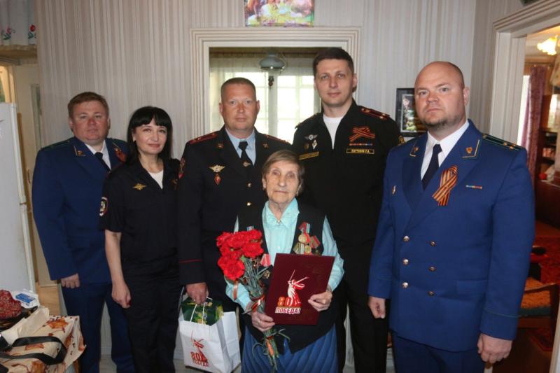 Офицеры 550 военного следственного отдела Следственного комитета Российской Федерации поздравили ветеранов с Днем Победы