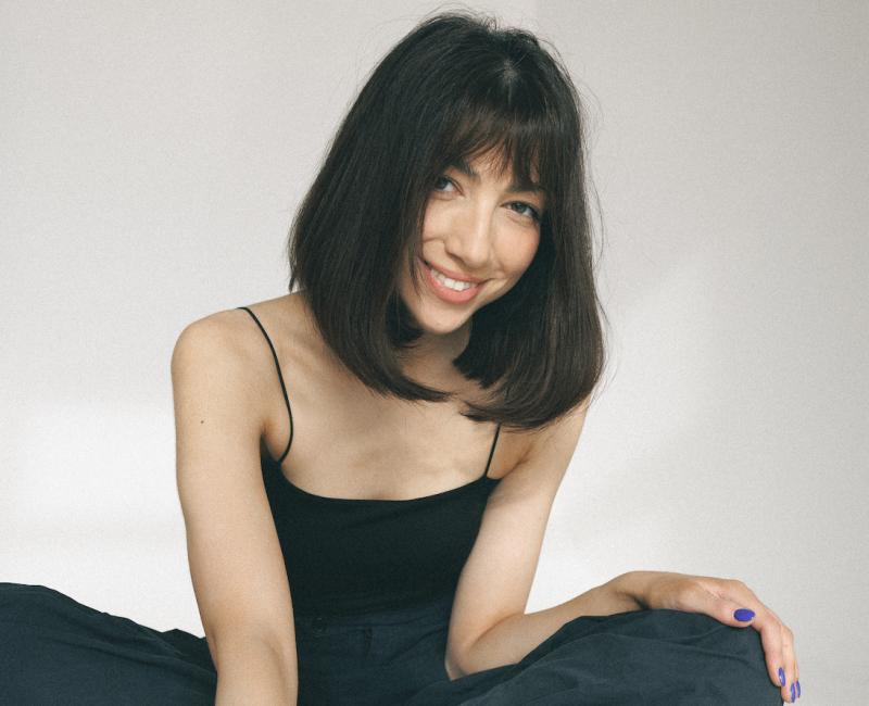 Участница альбома МОТа AYKA выпустила ремикс на свой сольный хит «Не замечаю»