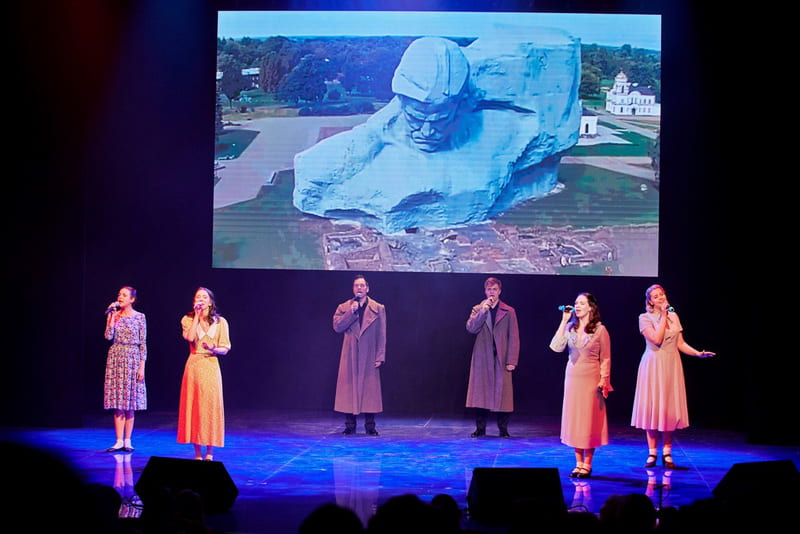 В ЦДКЖ состоялась премьера спектакля-концерта «На разных языках звучит Победа» при содействии Минкультуры России
