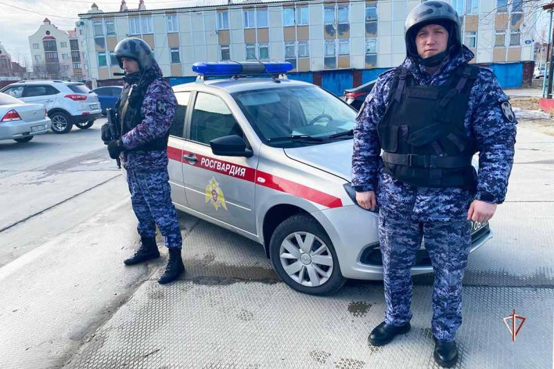 Сотрудники Росгвардии помогли эвакуировать жителей горящего дома на Ямале