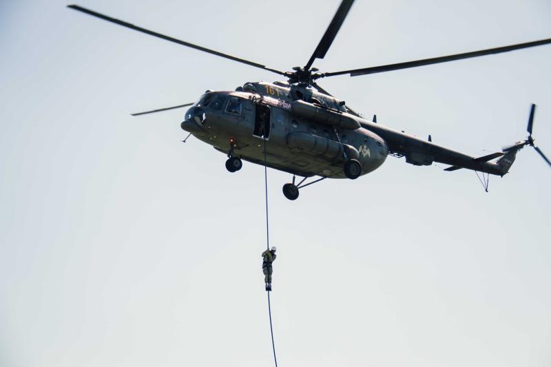 В Кузбассе сотрудники спецподразделений Росгвардии отработали беспарашютное десантирование с вертолета