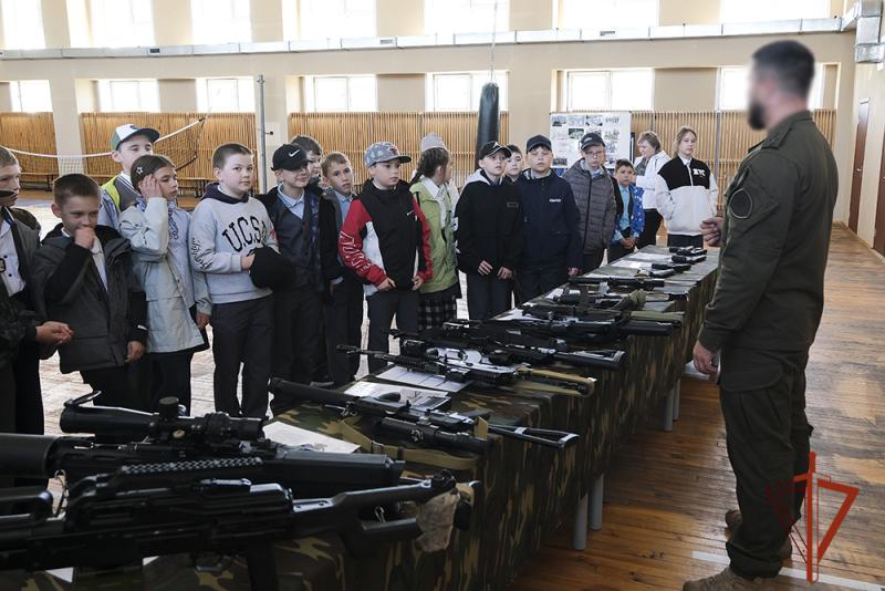 В Горно-Алтайске сотрудники Росгвардии встретились со школьниками
