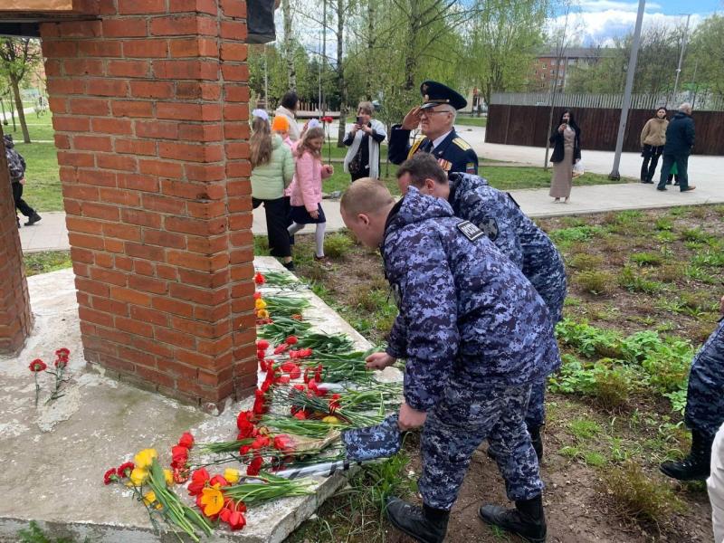 Сотрудники вневедомственной охраны совместно с ветеранами Росгвардии возложили цветы к мемориалу в Парке Победы