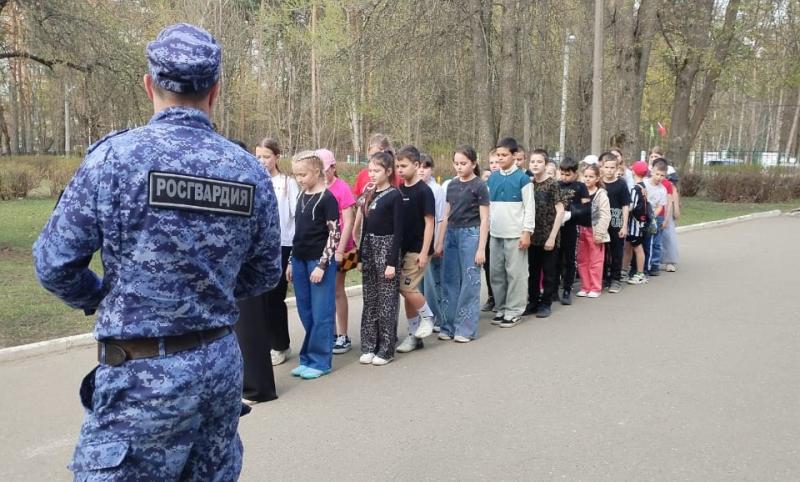 Росгвардейцы приняли участие в строевой подготовке учащихся к Дню Победы
