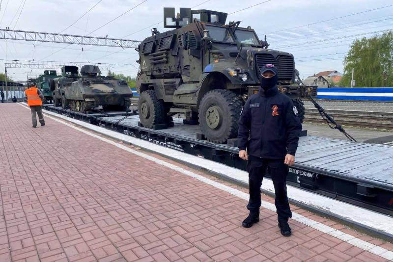 Росгвардейцы встретили передвижной музей «Поезд Победы» в Кузбассе