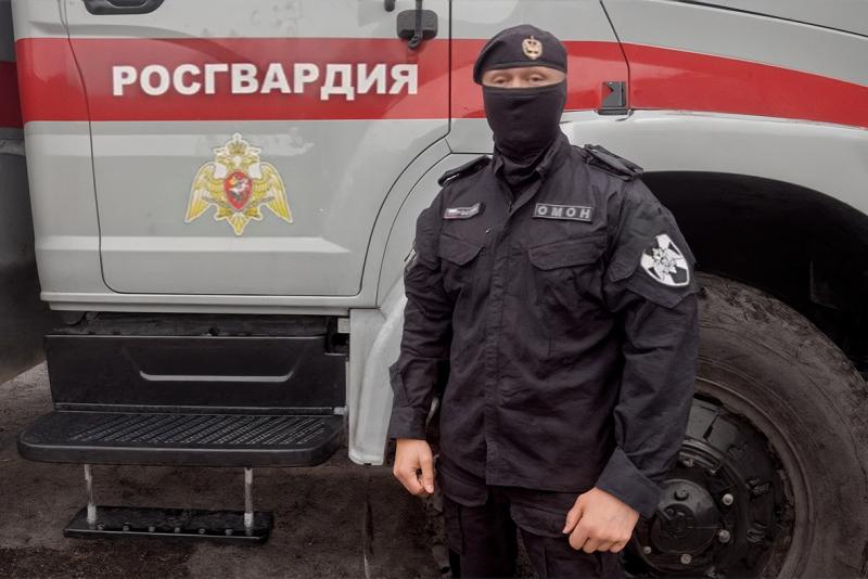 В Кузбассе наградят сотрудника ОМОН Росгвардии, спасшего человека из горящей квартиры