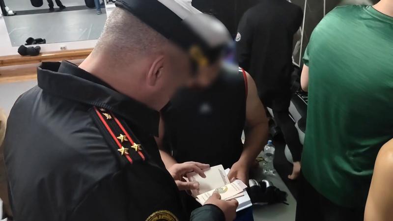 Военными следователями Балтийского флота на воинский учет поставлены 22 экс-мигранта.