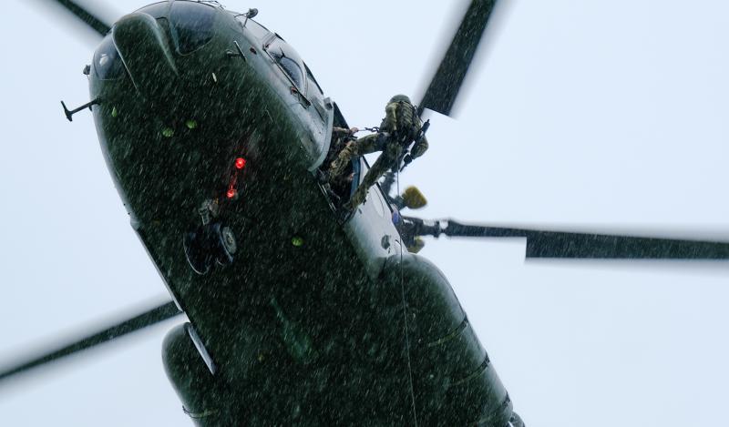 Спецподразделения Росгвардии в Йошкар-Оле отработали беспарашютное десантирование в сложных погодных условиях