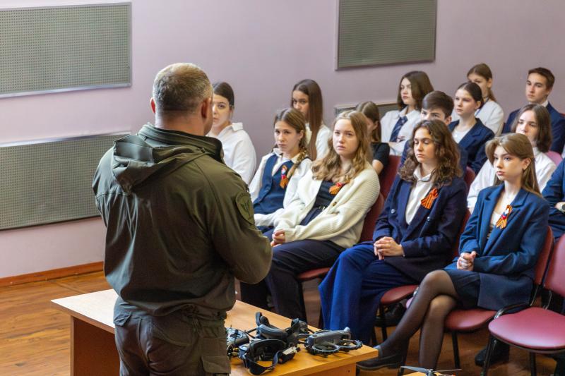 Офицер Росгвардии познакомил иркутских школьников со службой в спецподразделении