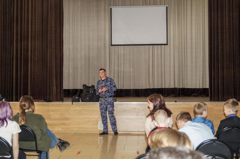 Росгвардеец рассказал кузбасским школьникам о важности своей профессии
