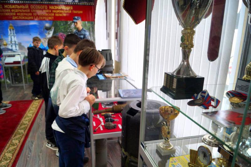 Школьники Подмосковья побывали в гостях у отряда ОМОН “Пересвет” Росгвардии