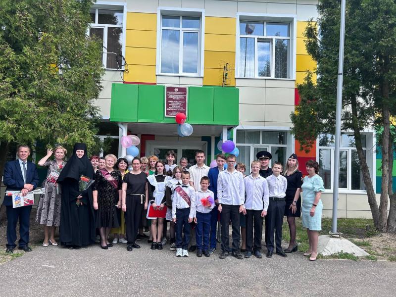 В Мордовии сотрудники Росгвардии поздравили учащихся подшефной школы с последним звонком