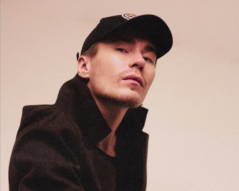 «Чужие люди»: Миша Житов представил вайбовый трек для весенних вечеров