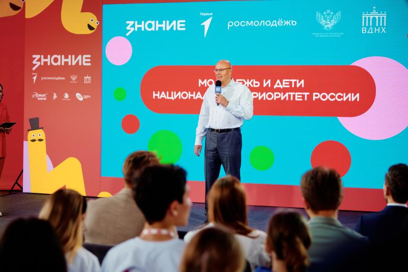 «У детей и молодежи России — огромное количество путей, но еще больше возможностей»: Дмитрий Чернышенко на «Дне детства со Знанием»