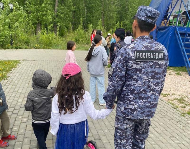 Кызылские росгвардейцы вернули родителям потерявшихся во время массового празднования детей